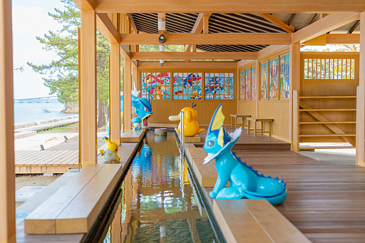 画像ギャラリー No.010のサムネイル画像 / ポケモンたちと足湯でゆったり。石川県・和倉温泉で「わくらポケモン足湯」がオープン。七尾湾を一望できる無料の足湯